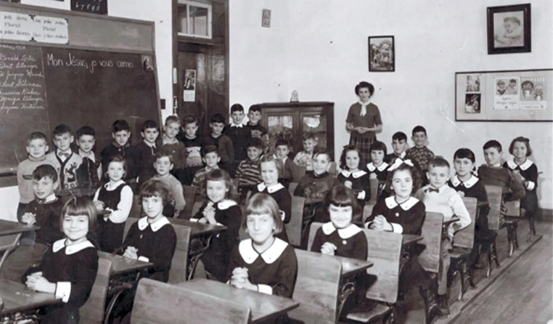 Photo of Thérèse Gagnier with her Grade 2 class, 1942