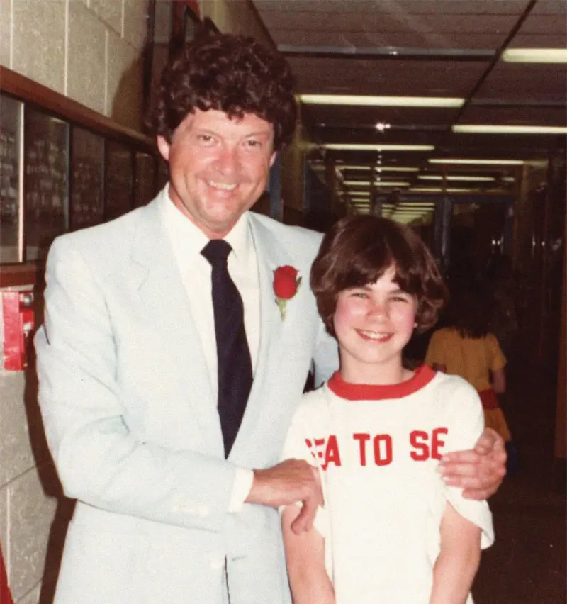 Photo de J. McDonald debout avec un étudiant souriant