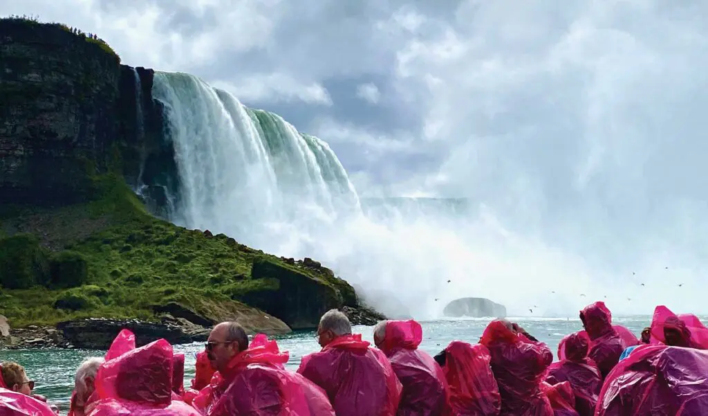 Photo de touristes visitant les chutes du Niagara