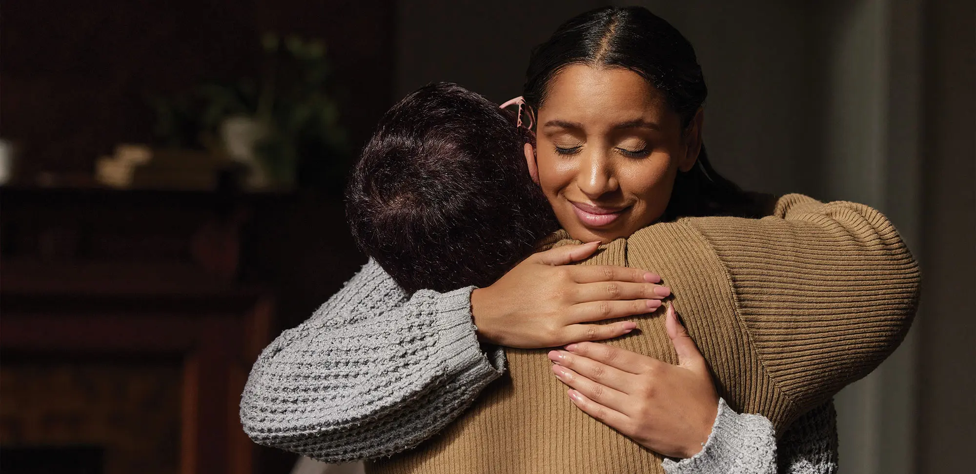 Photo de deux femmes s’étreignant en guise de soutien