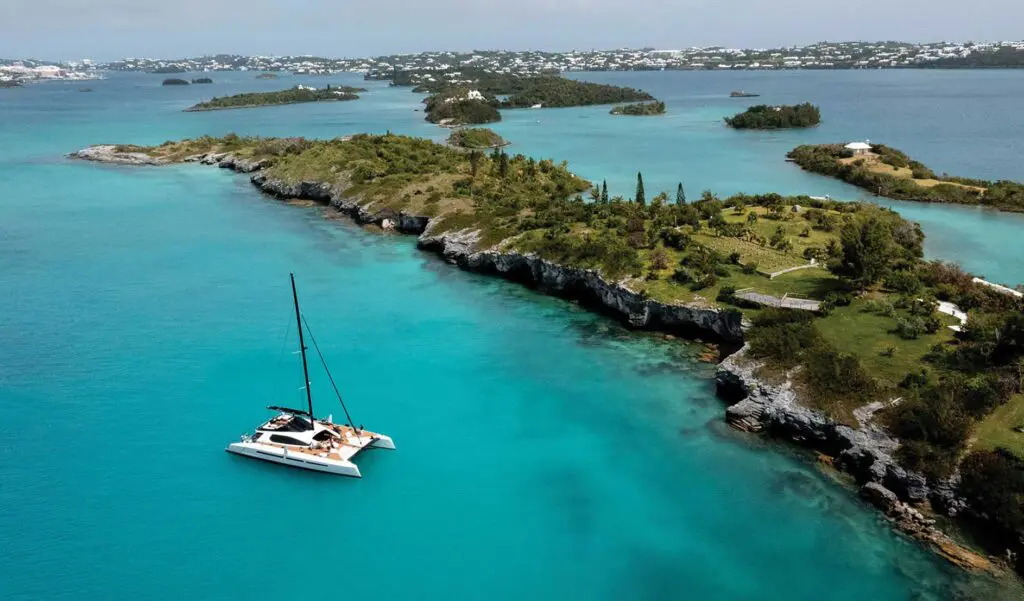 Photo of a boat on the shore of Bermuda