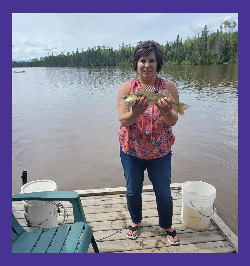 Photo de Linda Gaboury après avoir attrapé un poisson