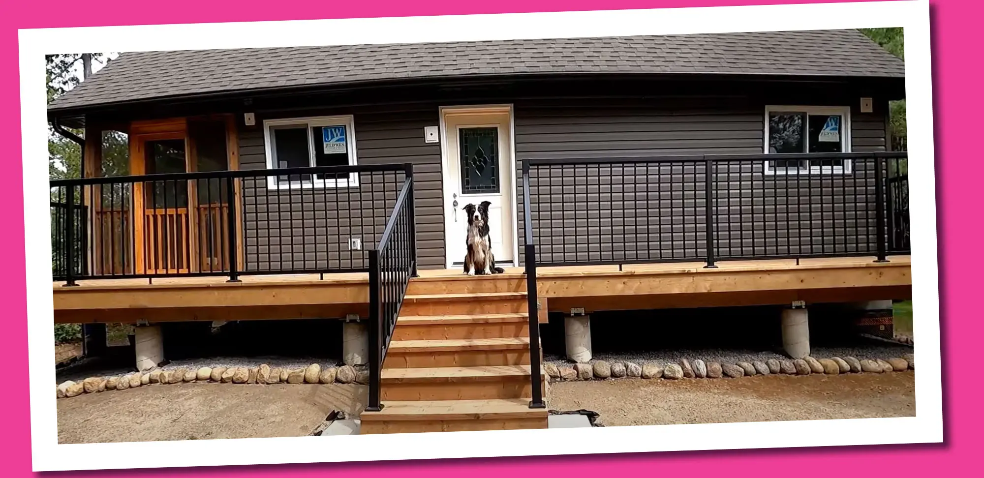 Photo d’un chalet avec un chien en haut de l’escalier