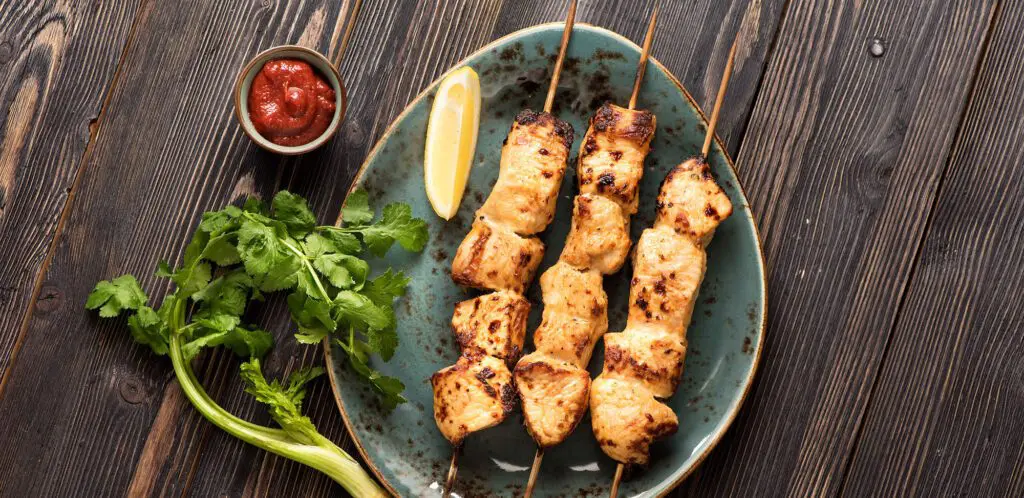 Photo de brochettes de poulet grillées au barbecue