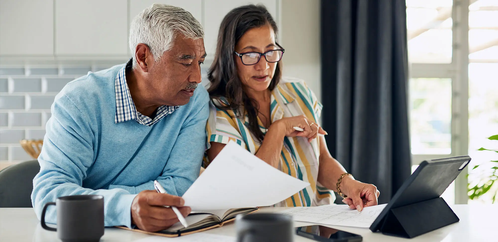 Photo d’un couple en train d’examiner ses finances