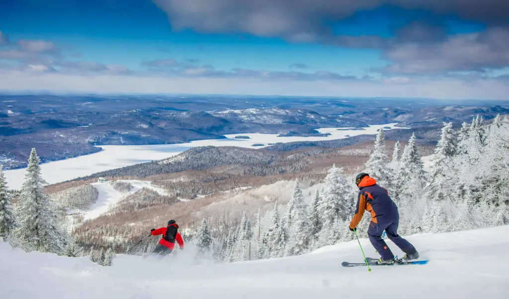 Photo of two people skiing on Mount-Tremblant