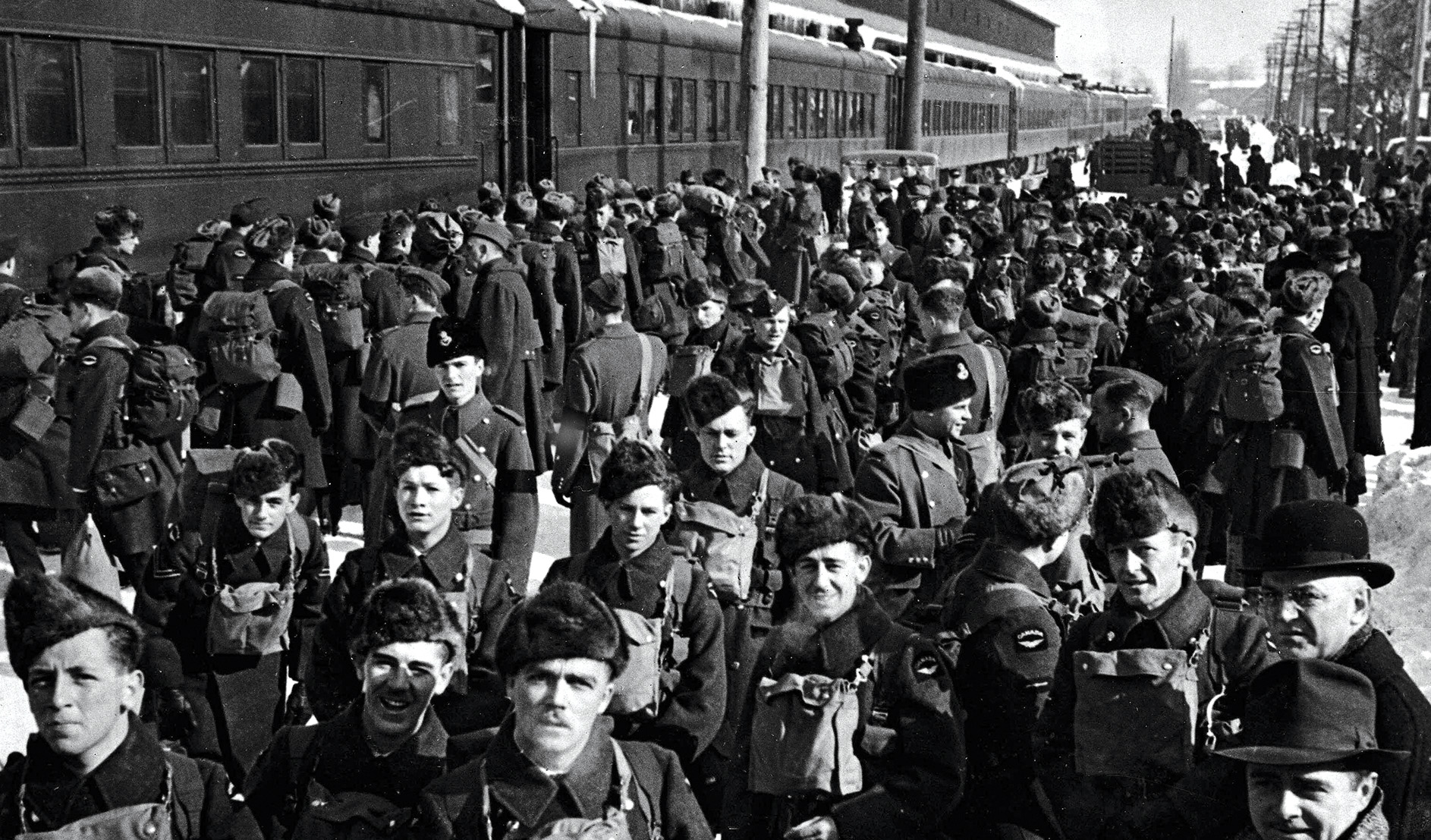 Photo de membres de l’Aviation royale canadienne prenant le train à Ottawa pour aller combattre l’Allemagne nazie, 8 mars 1940