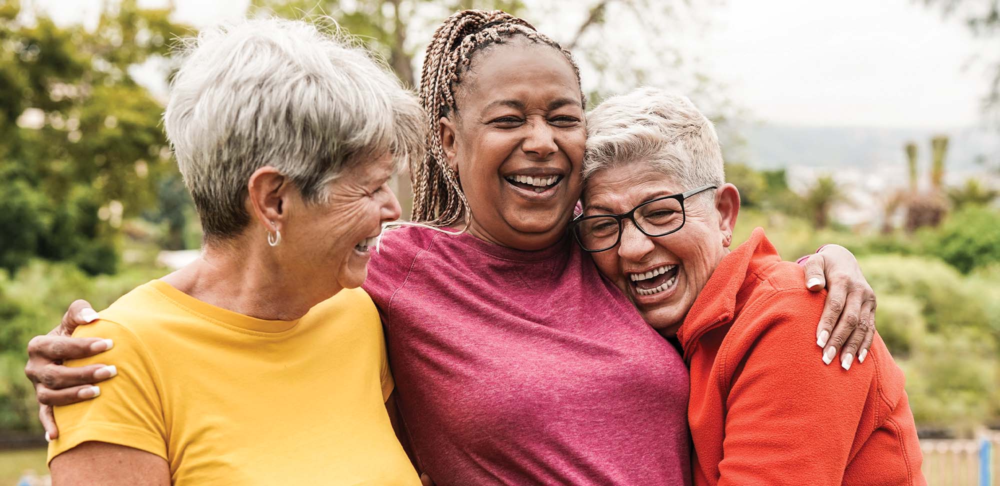 Photo de femmes âgées multiraciales heureuses et s’amusant ensemble en plein air