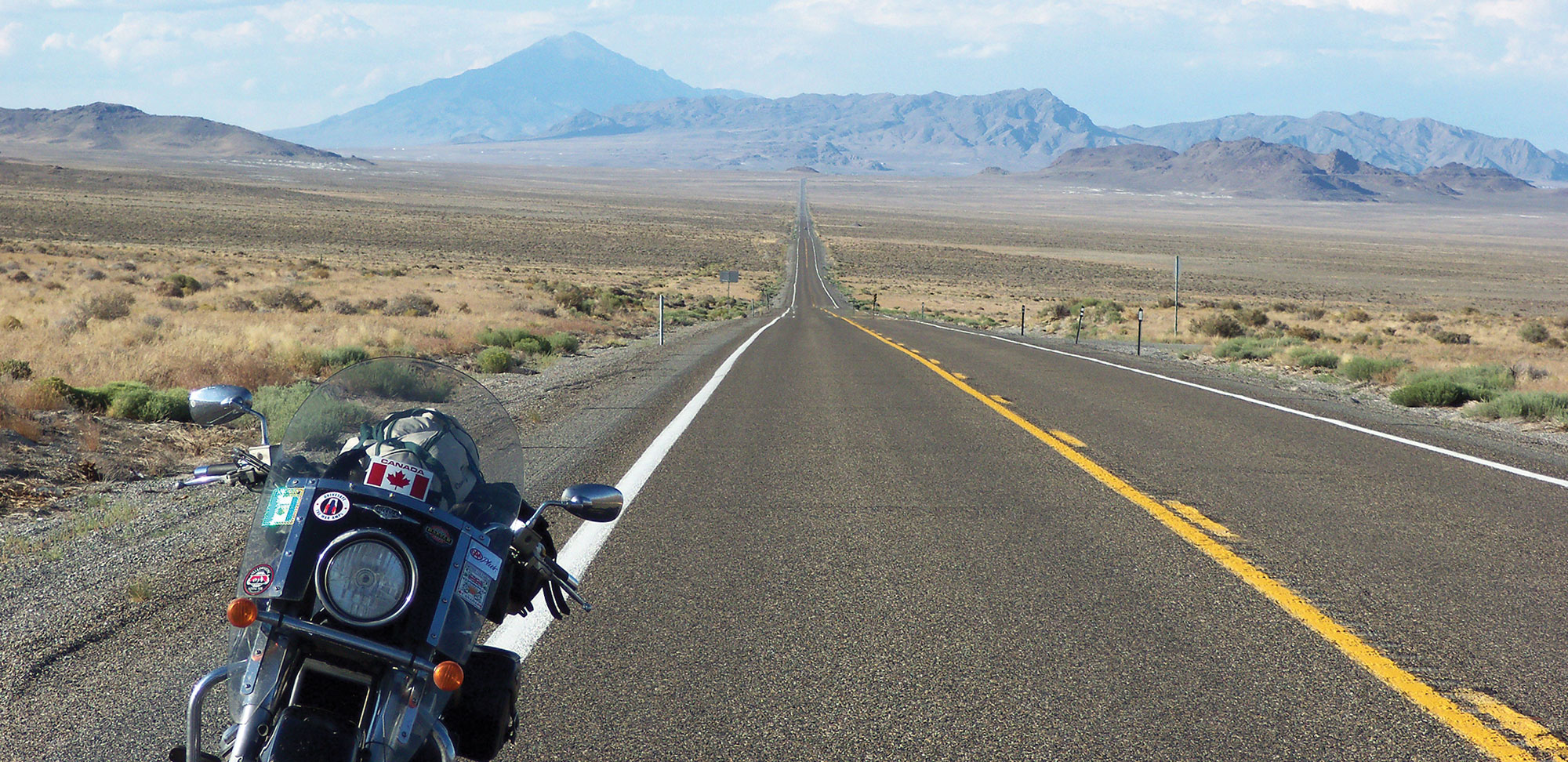 Photo de la moto de Steve Paul sur le bord de la route au Nevada